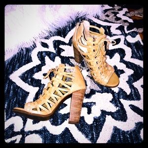 Cream leather chunky 5” heel.